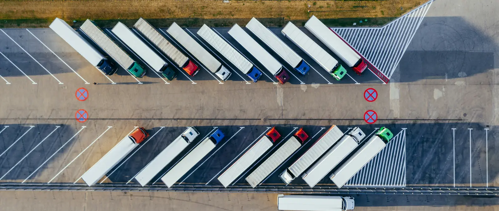 Trailere parkert ved en logistikkterminal, sett fra luften
